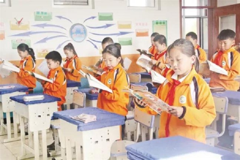 海南区西卓子山学校学生在语文课上诵读古诗词。(陈洋 摄)